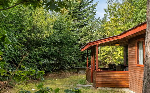Friis - 100M from the Sea: Legna, Villetta, Edifici Giardino, Giardino, Log Cabin, Color Legno, Shade, Latifoglie, Struttura Esterna, Capannone