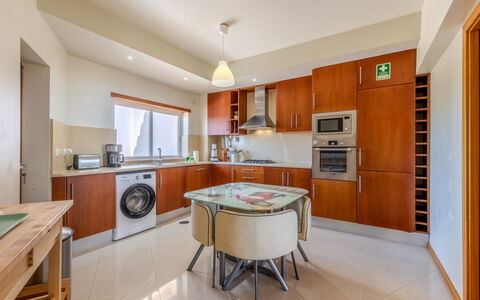 Aguia M T2 - Vip Properties: Pavimentazione, Pavimento, Legna, Cucina, Interior Design, Soffitto, Cabinetry, Mobilia, Controsoffitto, Appartamento