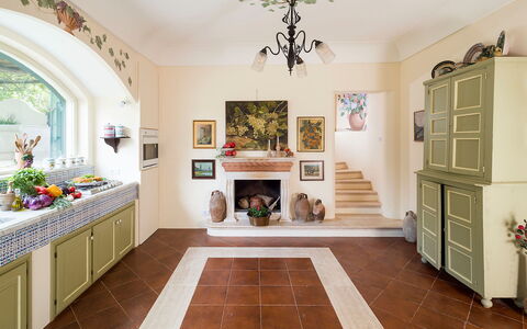 Casa Fiore - Salemi, Sicilia: Cornice, Proprietà, Cabinetry, Legna, Pavimentazione, Sala, Illuminazione, Interior Design, Decorazione, Soggiorno