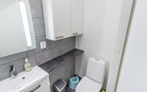 Villa Maria: Toilet Seat, Idraulico Fixture, Bagno, Gabinetto, Pavimentazione, Lavandino Del Bagno, Pavimento, Lavello, Interior Design, Mobiletto Del Bagno