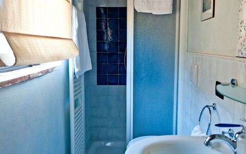 Cottage Botinaccio: Rubinetto, Lavello, Idraulico Fixture, Proprietà, Blu, Azzurro, Bagno, Viola, Specchio, Lavandino Del Bagno
