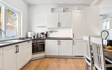 Scalli - 1.5Km to the Fjord: Cucina, Pavimentazione, Elettrodomestico Da Cucina, Legna, Interior Design, Apparecchio Major, Controsoffitto, Soffitto, Mobilia, Pavimento