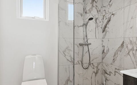 Scalli - 1.5Km to the Fjord: Pavimentazione, Pavimento, Interior Design, Idraulico Fixture, Idraulico, Bagno, Piastrella, Gabinetto