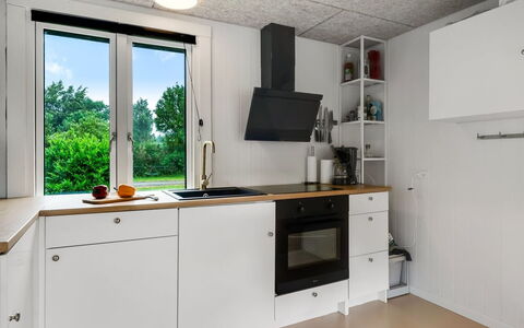 Elisa - 600M from the Sea: Cucina, Elettrodomestico Da Cucina, Controsoffitto, Pavimentazione, Apparecchio Major, Legna, Interior Design, Soffitto, Lampada, Cabinetry