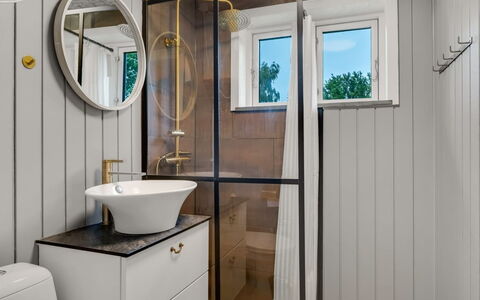 Elisa - 600M from the Sea: Idraulico Fixture, Interior Design, Bagno, Idraulico, Rubinetto, Specchio, Lavello, Gabinetto, Mobiletto Del Bagno