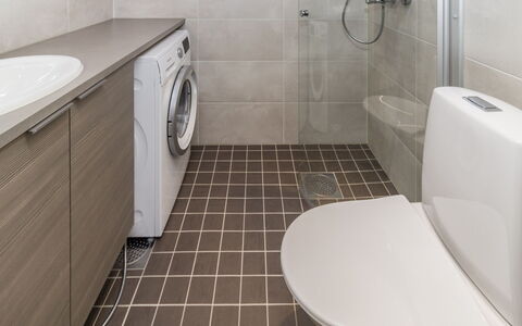 Rukachalet 2407: Pavimentazione, Pavimento, Interior Design, Idraulico Fixture, Parete, Toilet Seat, Bagno, Gabinetto, Mobiletto Del Bagno, Lavatrice
