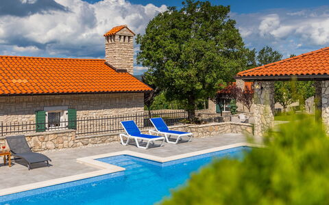 Villa Škavre: Nube, Acqua, Cielo, Costruzione, Mobilia, Pianta, Azzurro, Piscina, Mobili Da Esterno, Albero