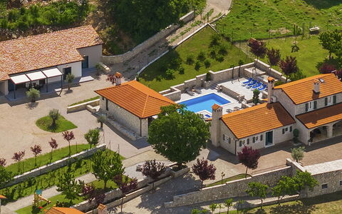 Villa Škavre: Costruzione, Proprietà, Pianta, Finestra, Albero, Lotto, Urban Design, Pendenza, Quartiere, Casa