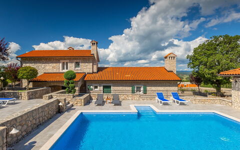 Villa Škavre: Acqua, Nube, Pianta, Cielo, Proprietà, Costruzione, Piscina, Blu, Azzurro, Albero
