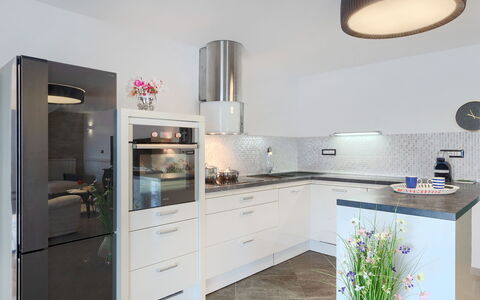 Villa Škavre: Cabinetry, Controsoffitto, Mobilia, Cucina Stufa, Cucina, Cassetto, Interior Design, Cappa Di Aspirazione, Elettrodomestico Da Cucina, Legna