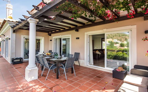 Amendoeiras V6 - Vip Properties: Mobilia, Proprietà, Pianta, Sedia, Tavolo, Finestra, Costruzione, Interior Design, Legna, Illuminazione