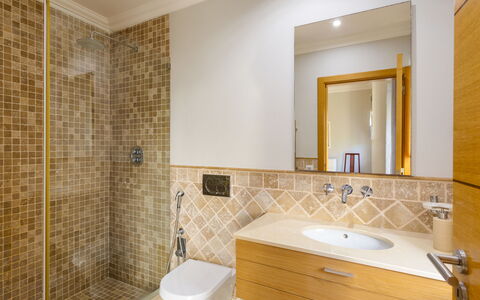 Amendoeiras V6 - Vip Properties: Specchio, Rubinetto, Idraulico Fixture, Proprietà, Lavello, Lavandino Del Bagno, Bagno, Costruzione, Mobiletto Del Bagno, Interior Design