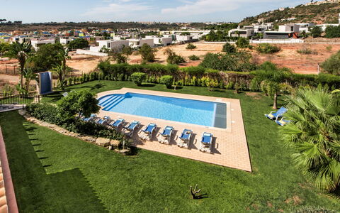Amendoeiras V6 - Vip Properties: Cielo, Pianta, Nube, Albero, Piscina, Shade, Urban Design, Erba, Tempo Libero, Paesaggio