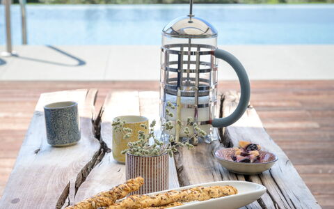 Villa Lilli & Spa: Cibo, Tavola, Acqua, Tavolo, Legna, Corpo D'Acqua, Albero, Mobili Da Esterno, Veicolo, Tempo Libero