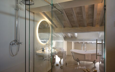 Villa Lilli & Spa: Specchio, Idraulico Fixture, Costruzione, Rubinetto, Doccia Porta, Soffione Doccia, Doccia Bar, Finestra, Bagno