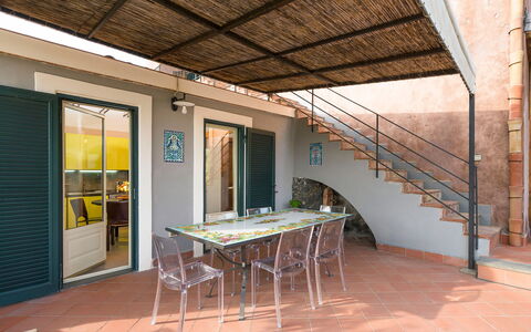 Oasi Verde - Santa Maria La Stella, Sicilia: Tavolo, Proprietà, Mobilia, Legna, Shade, Costruzione, Interior Design, Pavimentazione, Portico, Finestra