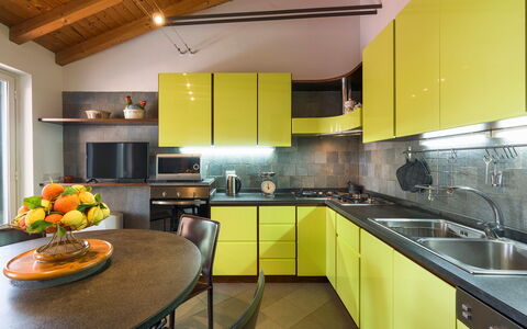 Oasi Verde - Santa Maria La Stella, Sicilia: Cabinetry, Lavandino Della Cucina, Controsoffitto, Mobilia, Lavello, Tavolo, Interior Design, Cucina, Arancia, Illuminazione