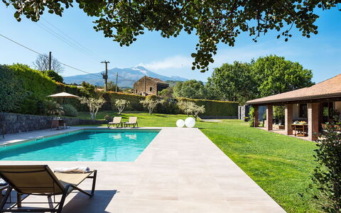 Casa Bedda - Viagrande, Sicilia: Acqua, Pianta, Cielo, Proprietà, Costruzione, Piscina, Albero, Nube, Shade, Erba