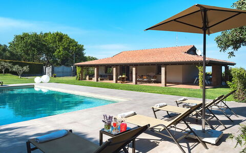 Casa Bedda - Viagrande, Sicilia: Pianta, Acqua, Cielo, Proprietà, Nube, Costruzione, Shade, Albero, Tempo Libero, Piscina