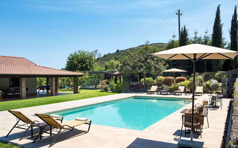 Casa Bedda - Viagrande, Sicilia: Acqua, Cielo, Pianta, Mobilia, Piscina, Nube, Azzurro, Sedia, Albero, Shade