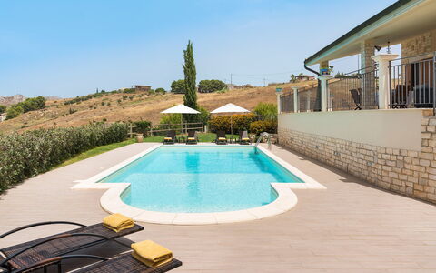 Villa Vistamare - Montallegro, Sicilia: Cielo, Proprietà, Pianta, Acqua, Azzurro, Piscina, Costruzione, Shade, Tempo Libero, Mobili Da Esterno