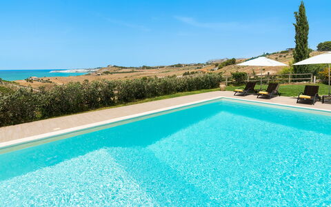 Villa Vistamare - Montallegro, Sicilia: Acqua, Cielo, Pianta, Proprietà, Piscina, Azzurro, Blu, Costruzione, Rettangolo, Erba