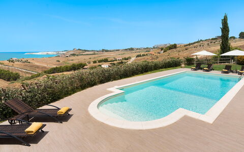 Villa Vistamare - Montallegro, Sicilia: Cielo, Acqua, Pianta, Proprietà, Costruzione, Piscina, Mobili Da Esterno, Albero, Condominio, Paesaggio