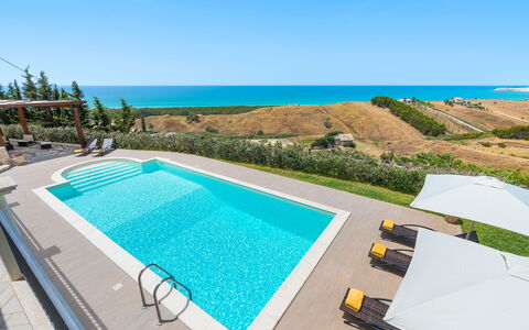 Villa Vistamare - Montallegro, Sicilia: Acqua, Cielo, Pianta, Costruzione, Azzurro, Piscina, Mobili Da Esterno, Rettangolo, Shade, Sedia