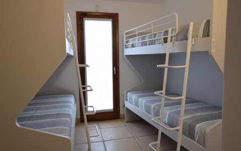 Luisa Apartment In Budoni, Shared Pool: Letto A Castello, Legna, Pavimento, Interior Design, Mobilia, Pavimentazione, Camera Da Letto, Letto, Ostello, Appartamento