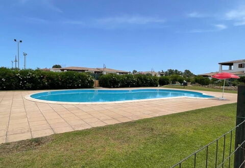 Luisa Apartment In Budoni, Shared Pool: Acqua, Cielo, Pianta, Piscina, Nube, Costruzione, Shade, Rettangolo, Erba, Albero