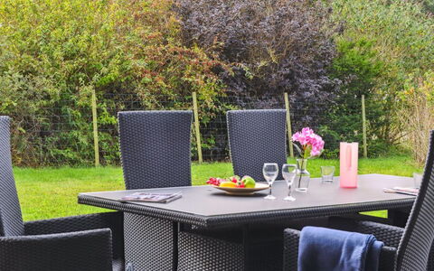Thorke - 200M from the Sea: Tetto, Casa, Casa, Villetta, Raccordo, Estate, Driveway, Edifici Giardino, Cortile, Capannone