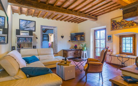 Sole: Mobilia, Proprietà, Divano, Cornice, Tavolo, Finestra, Blu, Interior Design, Architettura, Soggiorno