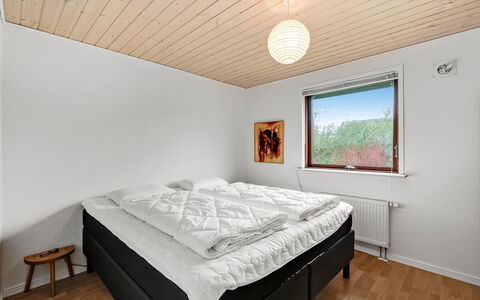 Ensio - 300M to the Fjord: Legna, Soffitto, Camera Da Letto, Interior Design, Letto, Bedding, Telaio Del Letto, Lenzuolo, Pavimento, Casa