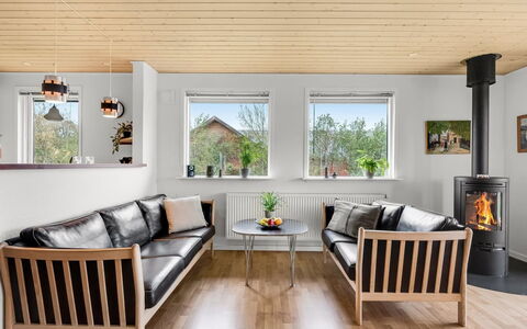 Ensio - 300M to the Fjord: Mobilia, Pavimentazione, Interior Design, Legna, Pavimento, Pavimento In Legno, Soggiorno, Divano, Casa, Soffitto
