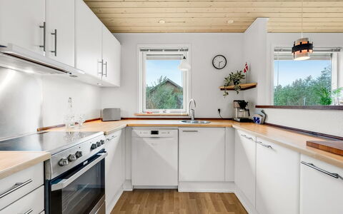 Ensio - 300M to the Fjord: Pavimentazione, Cucina, Interior Design, Legna, Controsoffitto, Elettrodomestico Da Cucina, Soffitto, Pavimento, Cabinetry, Casa