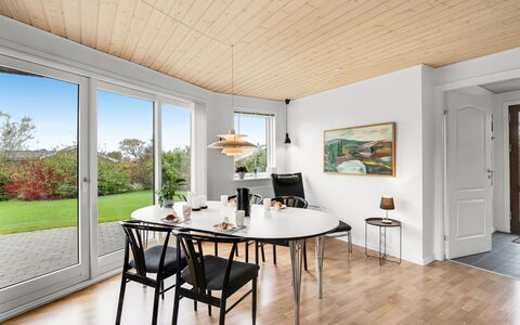 Ensio - 300M to the Fjord: Mobilia, Interior Design, Pavimentazione, Pavimento, Legna, Sala Da Pranzo, Pavimento In Legno, Soffitto, Cucina & Sala Da Pranzo Tavolo, Tavolo