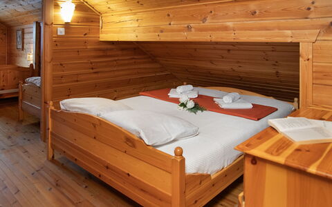 Kil-Ukru: Legna, Interior Design, Soffitto, Pavimento, Pavimentazione, Mobilia, Camera, Camera Da Letto, Letto, Attico
