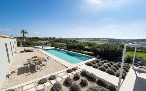 Villa Carmelita - Ragusa, Sicilia: Cielo, Acqua, Nube, Piscina, Pianta, Costruzione, Rettangolo, Condominio, Urban Design, Albero