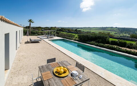 Villa Carmelita - Ragusa, Sicilia: Acqua, Cielo, Nube, Pianta, Proprietà, Azzurro, Costruzione, Piscina, Mobili Da Esterno, Sedia