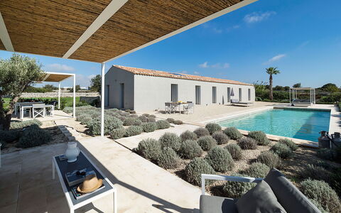 Villa Carmelita - Ragusa, Sicilia: Acqua, Pianta, Proprietà, Costruzione, Cielo, Piscina, Shade, Interior Design, Albero, Condominio