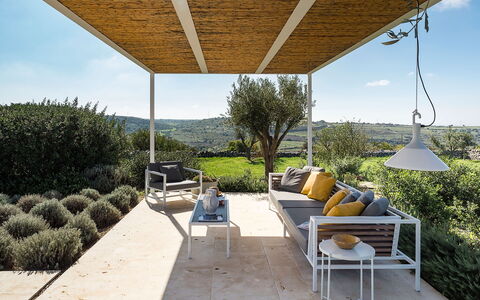 Villa Carmelita - Ragusa, Sicilia: Pianta, Proprietà, Cielo, Tavolo, Shade, Mobili Da Esterno, Nube, Vaso Di Fiori, Albero, Tempo Libero