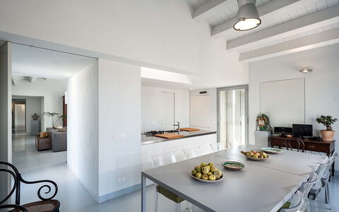 Villa Carmelita - Ragusa, Sicilia: Tavolo, Proprietà, Mobilia, Pianta Della Casa, Interior Design, Cucina, Legna, Cibo, Soggiorno, Pavimento