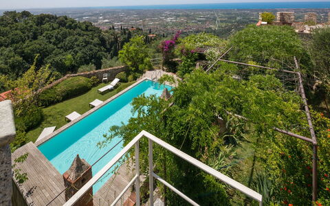 Villa Maestosa - Camaiore, Toscana: Acqua, Proprietà, Cielo, Botanica, Costruzione, Albero, Pianta, Architettura, Vegetazione, Urban Design