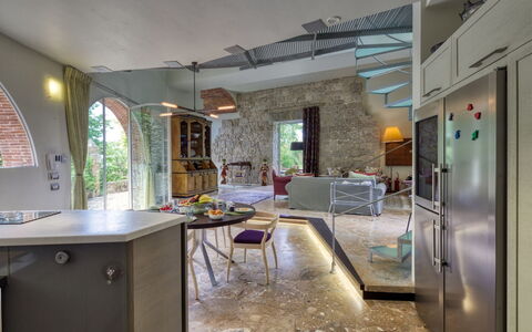 Villa Maestosa - Camaiore, Toscana: Mobilia, Cabinetry, Tavolo, Divano, Interior Design, Controsoffitto, Cucina, Pavimentazione, Pavimento, Legna