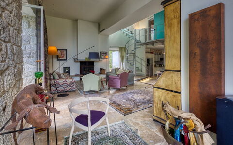 Villa Maestosa - Camaiore, Toscana: Cornice, Azzurro, Divano, Interior Design, Legna, Costruzione, Pavimento, Pavimentazione, Soggiorno, Casa