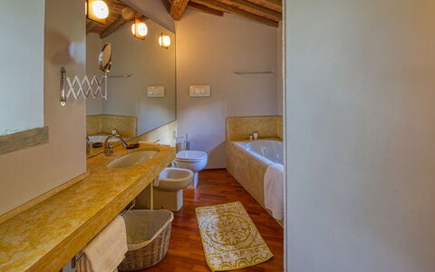 Villa Maestosa - Camaiore, Toscana: Idraulico Fixture, Rubinetto, Lavello, Specchio, Legna, Interior Design, Bagno, Pavimentazione, Pavimento, Latifoglie