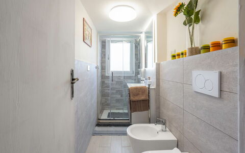 Lucca Old Town Apartment - Lucca, Toscana: Proprietà, Lavello, Costruzione, Idraulico Fixture, Specchio, Rubinetto, Pianta, Bagno, Interior Design, Lavandino Del Bagno