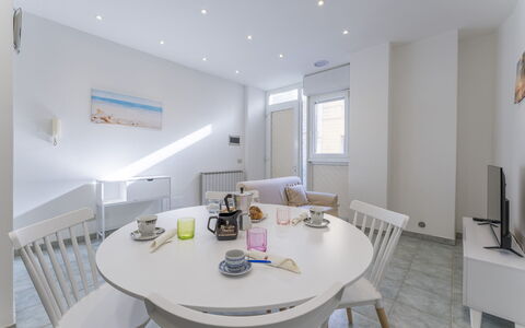 Casa Verdi,near The Beach - Viareggio, Toscana: Tavolo, Mobilia, Proprietà, Sedia, Tavola, Divano, Costruzione, Interior Design, Cucina & Sala Da Pranzo Tavolo, Casa
