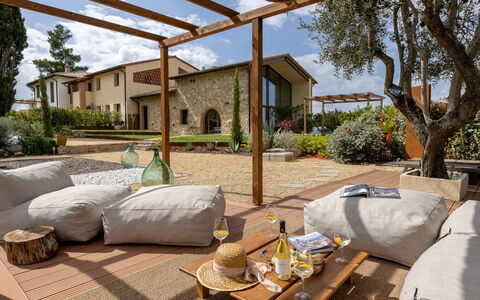 Pendolino Spereto Apartment With Pool, Montaione: Mobilia, Interior Design, Sedia, Casa, Giardino, Shade, Mobili Da Esterno, Backyard, Terrazza, Eco Hotel