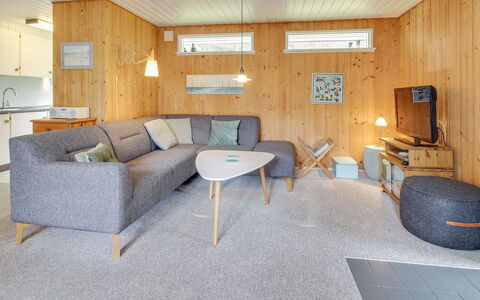 Sonia - 3Km from the Sea: Tetto, Casa, Casa, Villetta, Porta, Raccordo, Deck, Portico, Plank, Latifoglie